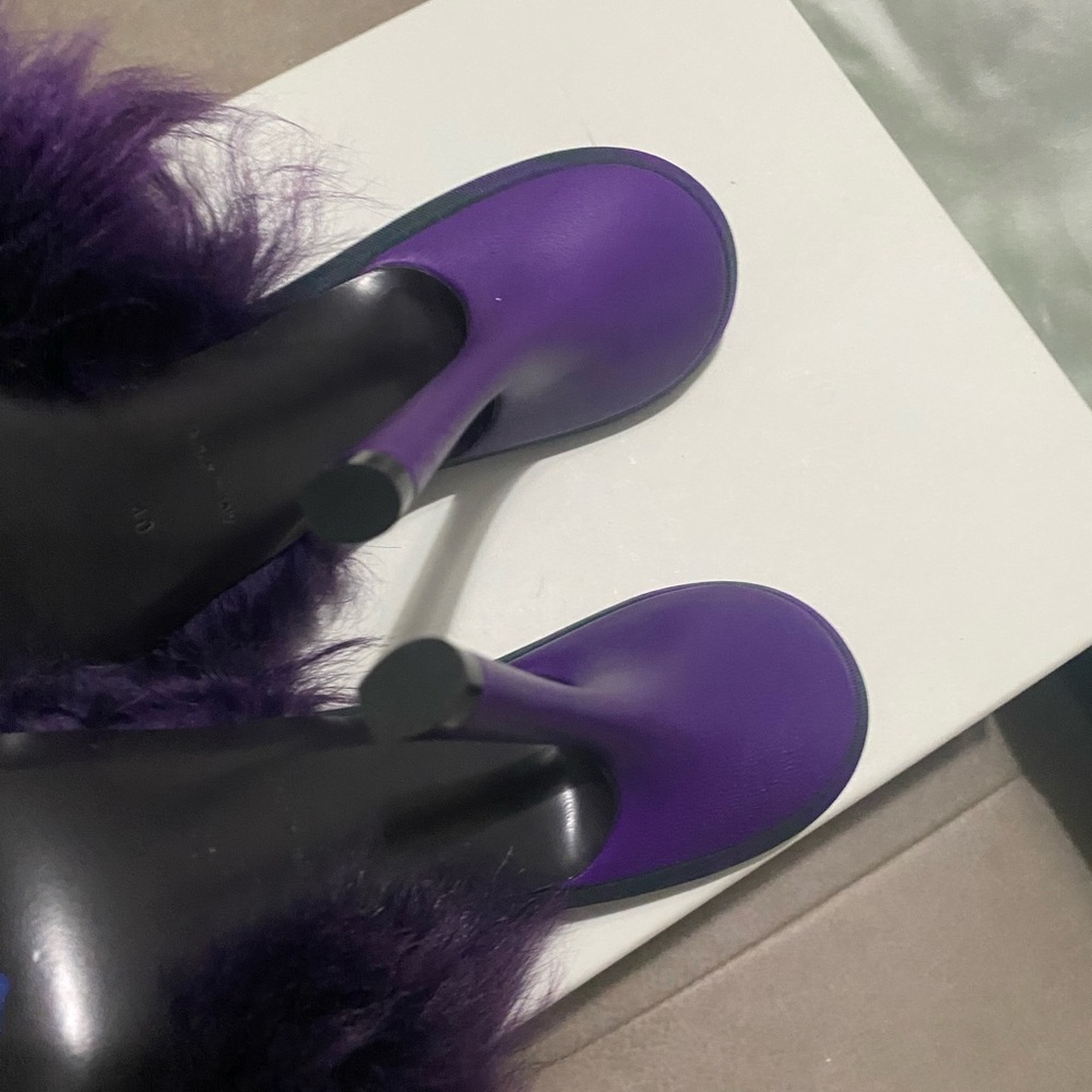 Burberry
Minnie Shearling Stiletto Mule Sandals - Picture 10 of 11